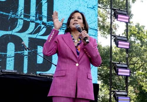 Crescono di dubbi su Kamala Harris: cosa c'è dietro al flop della vice di Biden