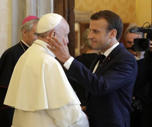 Macron si precipita a Marsiglia dal Papa per sanare le continue maleducazioni