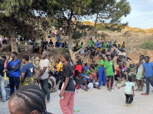 A Lampedusa altri 300 sbarchi. Incidente in un trasferimento: muoiono gli autisti del pullman