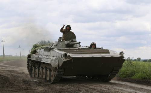 Un soldato della terza brigata d'assalto ucraina a bordo di un carro armato a Bakhmut.