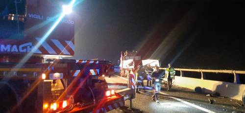 Morti e feriti sulla A1: scontro frontale tra un tir e il bus che trasferiva immigrati