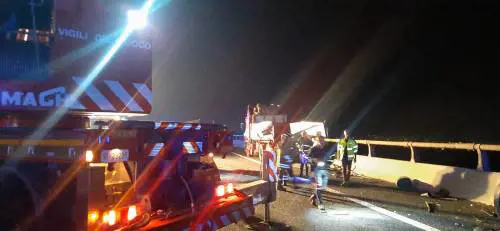 Morti e feriti sulla A1: scontro frontale tra un tir e il bus che trasferiva immigrati