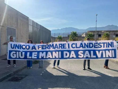 "Arrostirono persone sulla Open Arms". Comizio di De Falco al processo contro Salvini