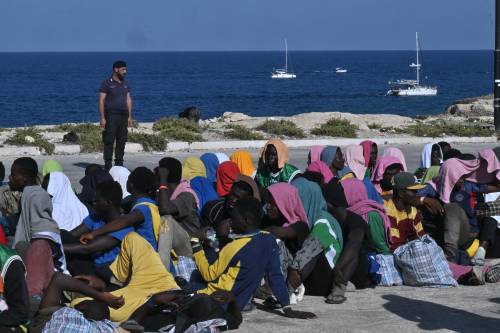 L'Europa buonista condanna l'Italia sui migranti