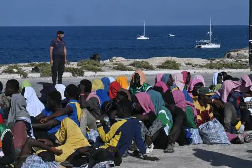 "Blocco navale unica soluzione". Il piano contro gli sbarchi selvaggi