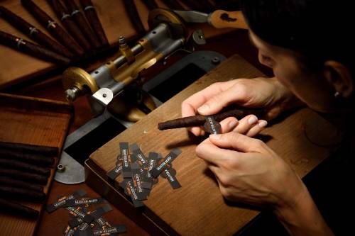 Una fase della lunga lavorazione dei sigari "Manifatture Sigaro Toscano", realizzati da esperti e artigiani che hanno conquistato il mercato globale