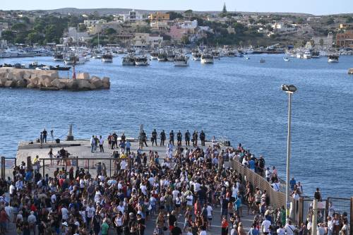 "11.500 migranti in una settimana": così è esplosa la rabbia a Lampedusa