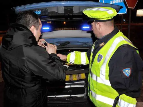 Va a prendere il figlio ubriaco al quale hanno ritirato la patente, ma la ritirano anche a lui