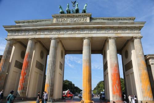 Imbrattata la Porta di Brandeburgo a Berlino: il blitz di Ultima Generazione