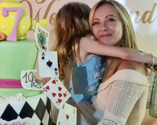 "Auguri di una vita meravigliosa, fragolina". Meloni festeggia il compleanno della figlia