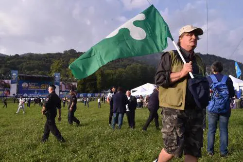 Cori, gazebo e vecchi militanti. Il popolo leghista rinfranca il Capitano