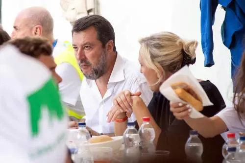 "Sempre con Marine". Salvini in equilibrio fra estrema destra e tenuta del governo. "Dureremo 10 anni"