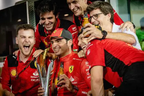 Re Carlos e la Rossa. Lo spagnolo mite si prende tutto: vittoria e... squadra