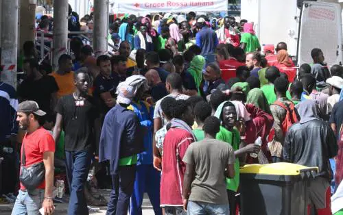 Trasferimenti bloccati, migranti in fuga e un agente ferito: caos a Porto Empedocle