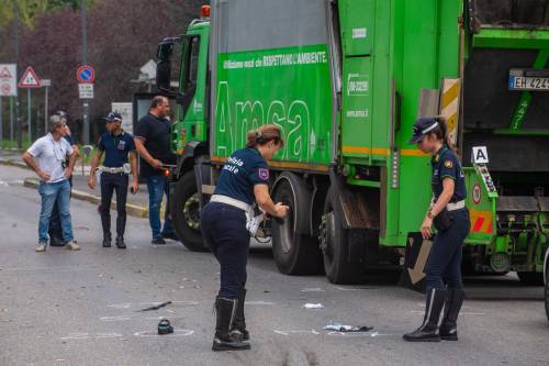 Trascinata dal camion dei rifiuti, 75enne muore a Milano