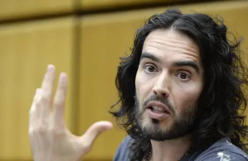 "Indagine per reati sessuali": stretta dei giudici contro Russell Brand
