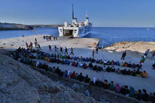 Lezioni di buonismo Il sindaco Gualtieri porta gli studenti in gita a Lampedusa. "Viaggio didattico"
