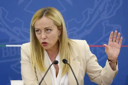 La coraggiosa frase di Meloni, i video hard del sindaco e Napolitano: quindi, oggi...