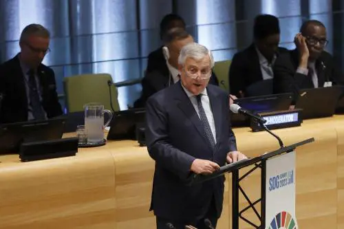 "Parleremo con Erdogan per fermare la rotta balcanica". Tajani indica la linea sui migranti