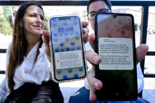 Alle 12 è suonato l’allarme sui telefonini in Lombardia: cos'è il test IT-alert 