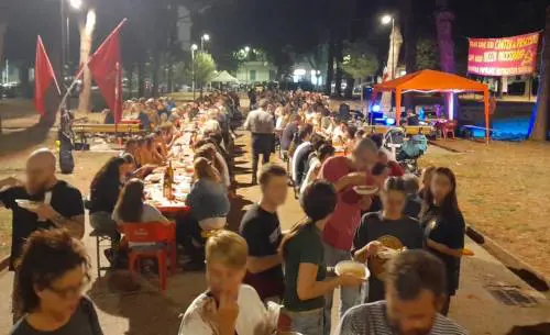 "Nessuna autorizzazione". Ma il centro sociale bivacca (e la sinistra tace)