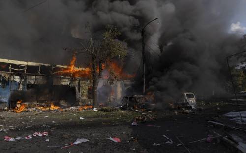 "È stato un missile ucraino". La rivelazione sull'attacco al mercato in Donbass: cos'è successo