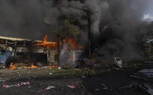 "È stato un missile ucraino". La rivelazione sull'attacco al mercato in Donbass: cos'è successo
