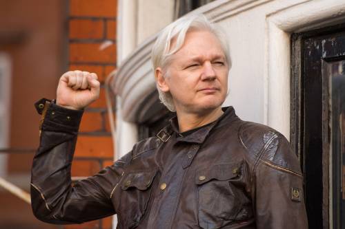 Adesso la sinistra dà la cittadinanza onoraria ad Assange