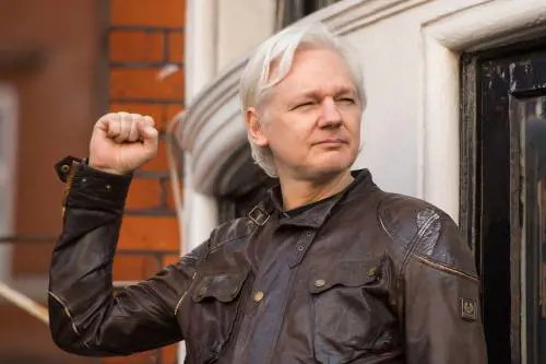Assange è libero: patteggia con gli Usa e torna in Australia