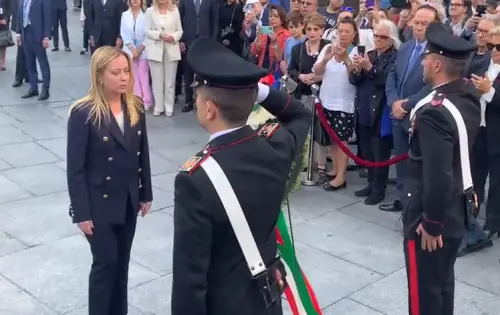"Ci batteremo contro la cancel culture". La Meloni porta i fiori alla statua di Cristoforo Colombo