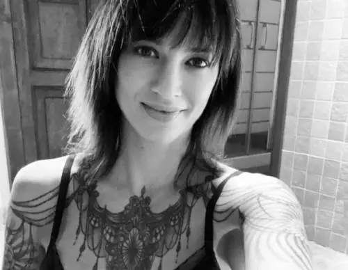 Asia Argento compie 48 anni. Lo strano post social: "Scappo all'estero"