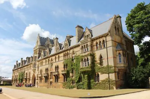 "Così è più inclusiva". Dopo 800 anni Oxford cambia la cerimonia per gli studenti Lgbt