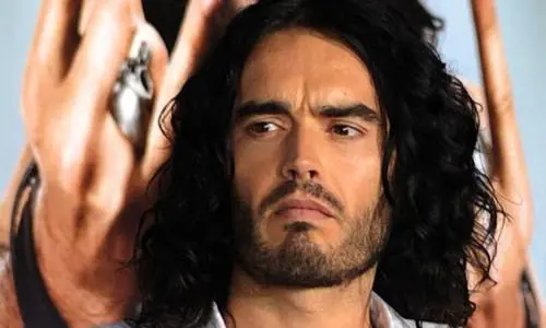 Accuse di violenze per Russell Brand. E Paramount+ cancella il suo programma di cabaret
