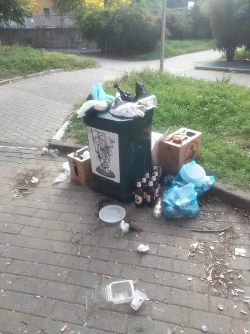 Il degrado dei giardini di Dergano