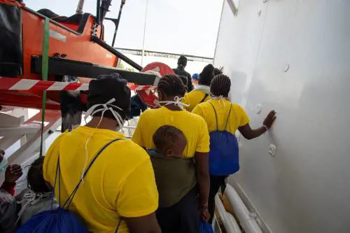 "Sospesi i negoziati sul pacchetto migranti": cosa c'è dietro lo stop dell'Europarlamento