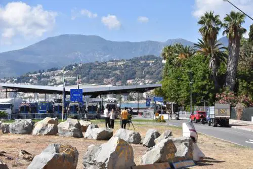 Altro che sentenza Ue, i francesi continuano a respingere i migranti in Italia: i numeri della vergogna