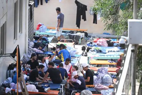 "5mila euro per non entrare nei centri". La mossa del governo contro i migranti