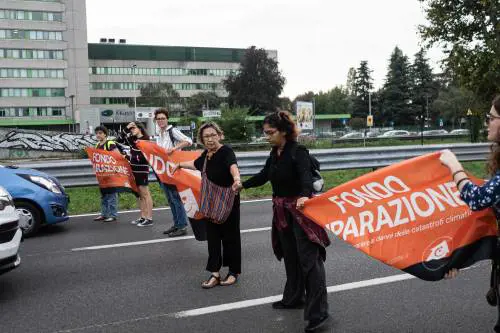 "Possiamo rimetterci e poi ci spostate?". L'assurda conversazione tra l'ecovandalo e il poliziotto