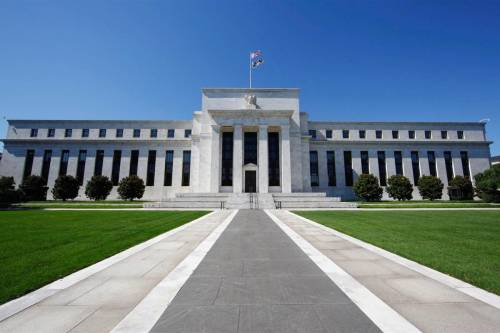 La Fed mantiene stabili i tassi d'interesse. Stime crescita raddoppiate