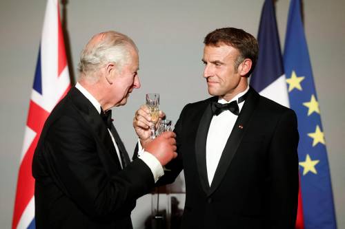 Gli Champs-Élysées e la cena di gala a Versailles: Macron cerca di impressionare Carlo III