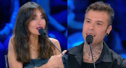 "Vuoi fargli da tata?". Siparietto a X Factor tra Fedez e Ambra