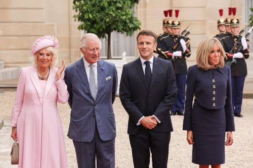 Carlo e Camilla in Francia: Macron e Brigitte infrangono il protocollo