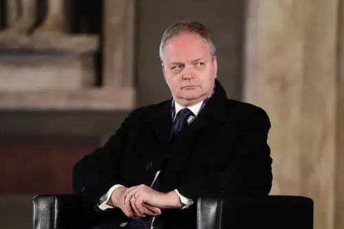 Il linciaggio di Schmidt per le indiscrezioni sulla corsa a sindaco