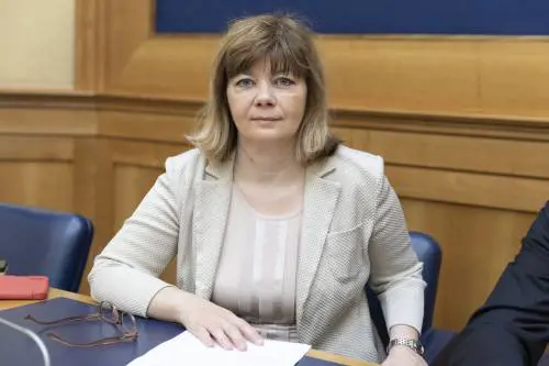 Renzi scippa una deputata a Calenda