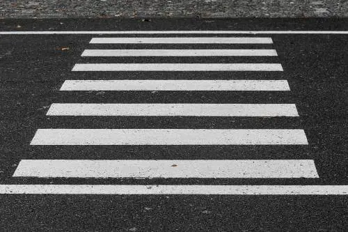 Travolge e uccide 56enne sulle strisce pedonali, poi scappa. Caccia al pirata