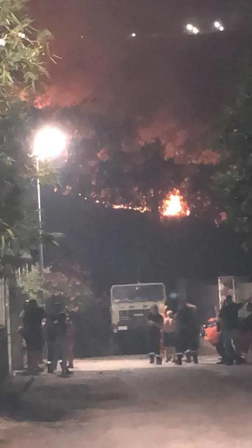 Le fiamme a pochi metri dalle case