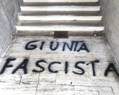 Una delle frasi apparse nei giorni scorsi a Grosseto