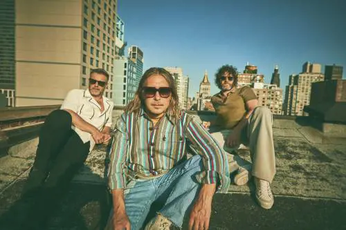 Gary Barlow, Mark Owen e Howard Donald, l'attuale formazione dei Take That in uscita con il singolo "Windows", preludio dell'album "This Life"