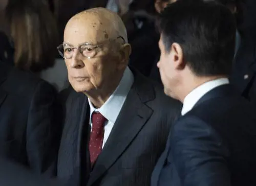 Se Napolitano regalava iPhone, Schlein distratta e Esselunga: quindi, oggi...