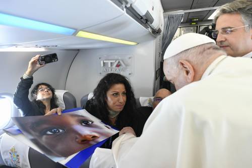 Papa Francesco commosso per la foto del baby profugo. "Umani trattati come merce"